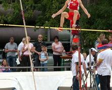 田径赛场焦点！阿根廷队对阵俄罗斯队，意外判罚引发热议，比赛氛围紧张